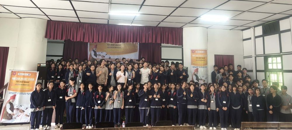 Dignitaries with participants of Nasha Mukt Yuva for Vikshit Bharat programme at Rüzhükhrie GHSS.